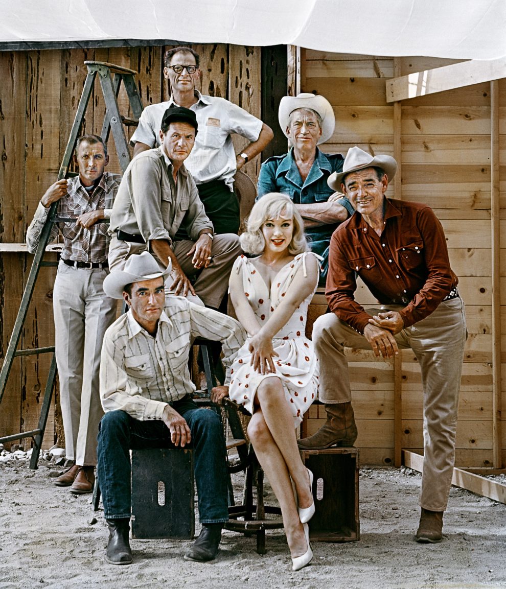 USA. Reno, Nevada. 1960. From left: Frank TAYLOR, Montgomery CLIFT, Eli WALLACH, Arthur MILLER, Marilyn MONROE, John HUSTON and Clark GABLE on the set of ‘The Misfits’.