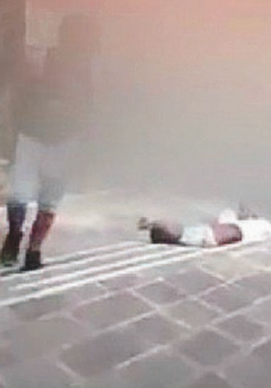 Picchiano e filmano richiedente asilo: due minori nei guai Picchiano e filmano richiedente asilo: due minori nei guai