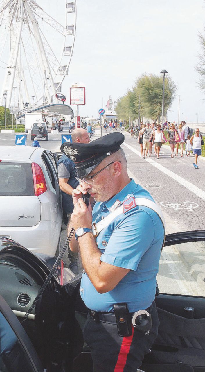 Sul posto - Carabinieri sul lungomare - LaPresse Un’altra violenza a Rimini, stavolta arrivano i carabinieri