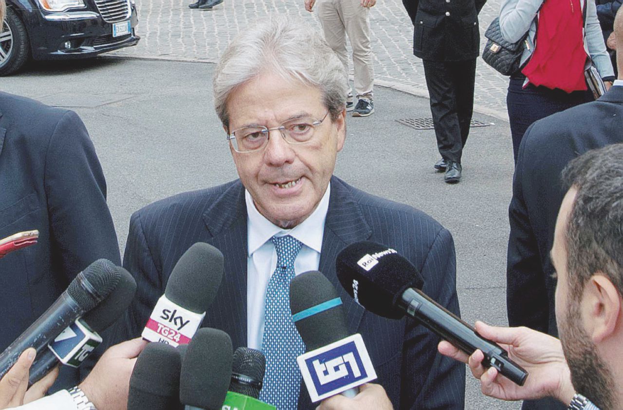 Gentiloni non licenzia Visco: tutti sperano nel passo indietro Gentiloni non licenzia Visco: tutti sperano nel passo indietro