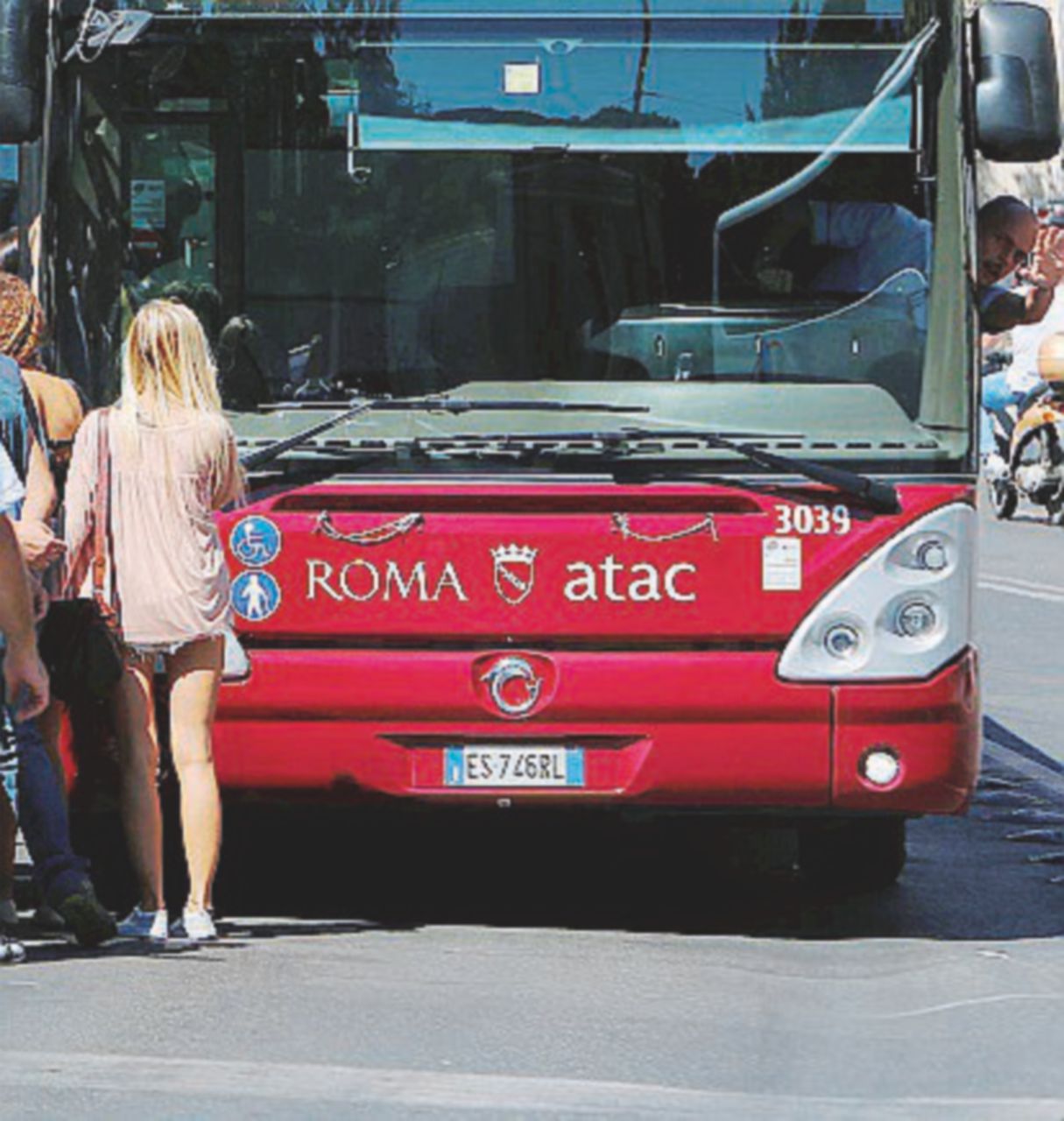 In fermata - Un veicolo Atac - Ansa Atac avvia il concordato preventivo. I sindacati minacciano lo sciopero