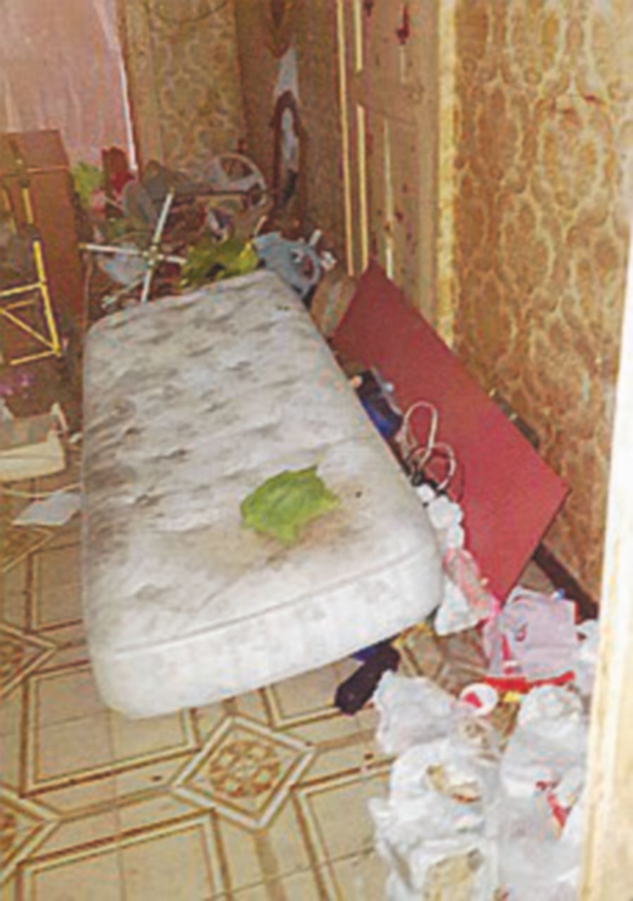 Napoli, disabile 15enne costretta a letto tra i rifiuti Napoli, disabile 15enne costretta a letto tra i rifiuti