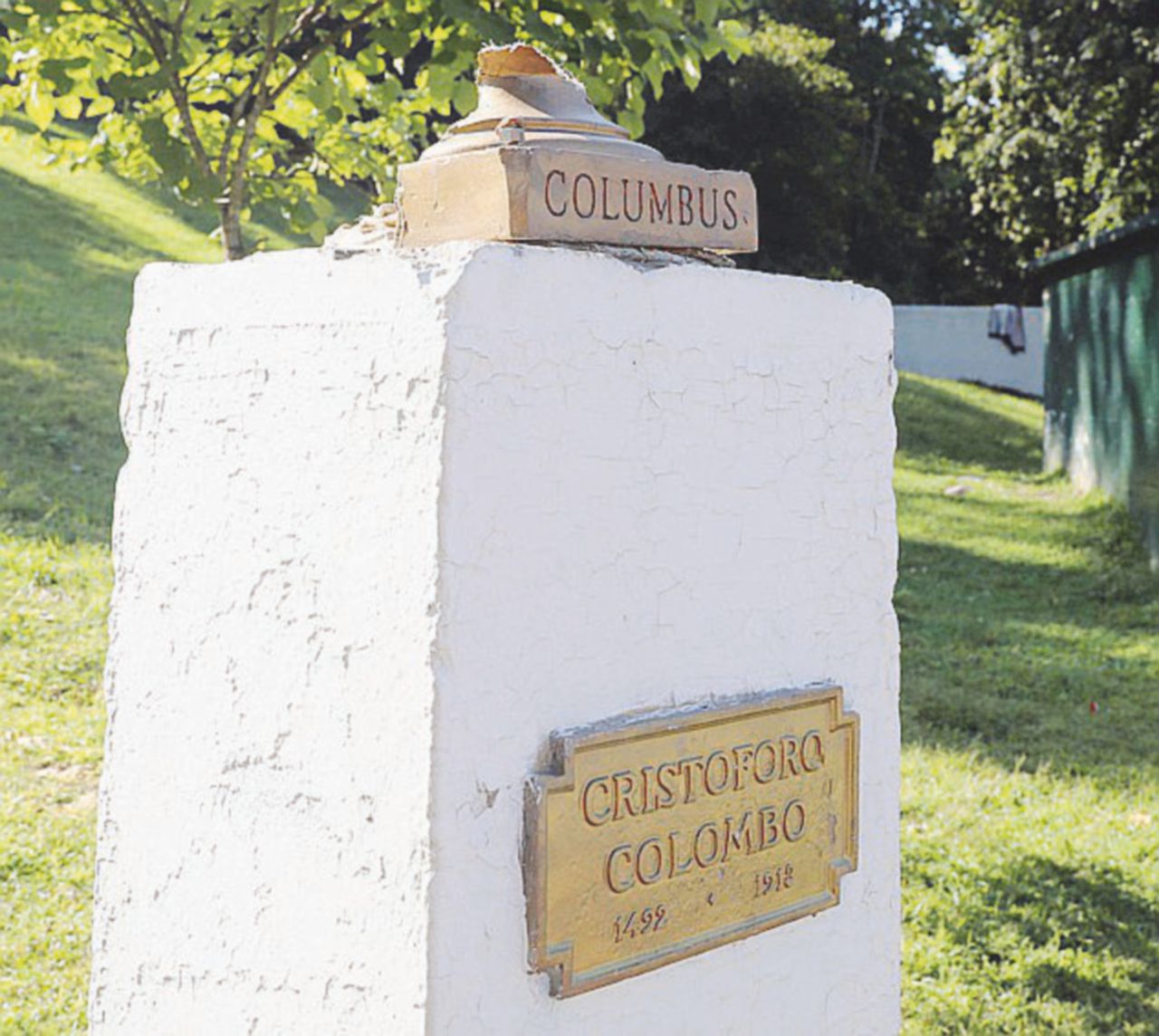 Come i Confederati - La statua decapitata a Yonkers; a destra, il busto danneggiato del generale Lee - LaPresse L’America butta a mare Cristoforo Colombo