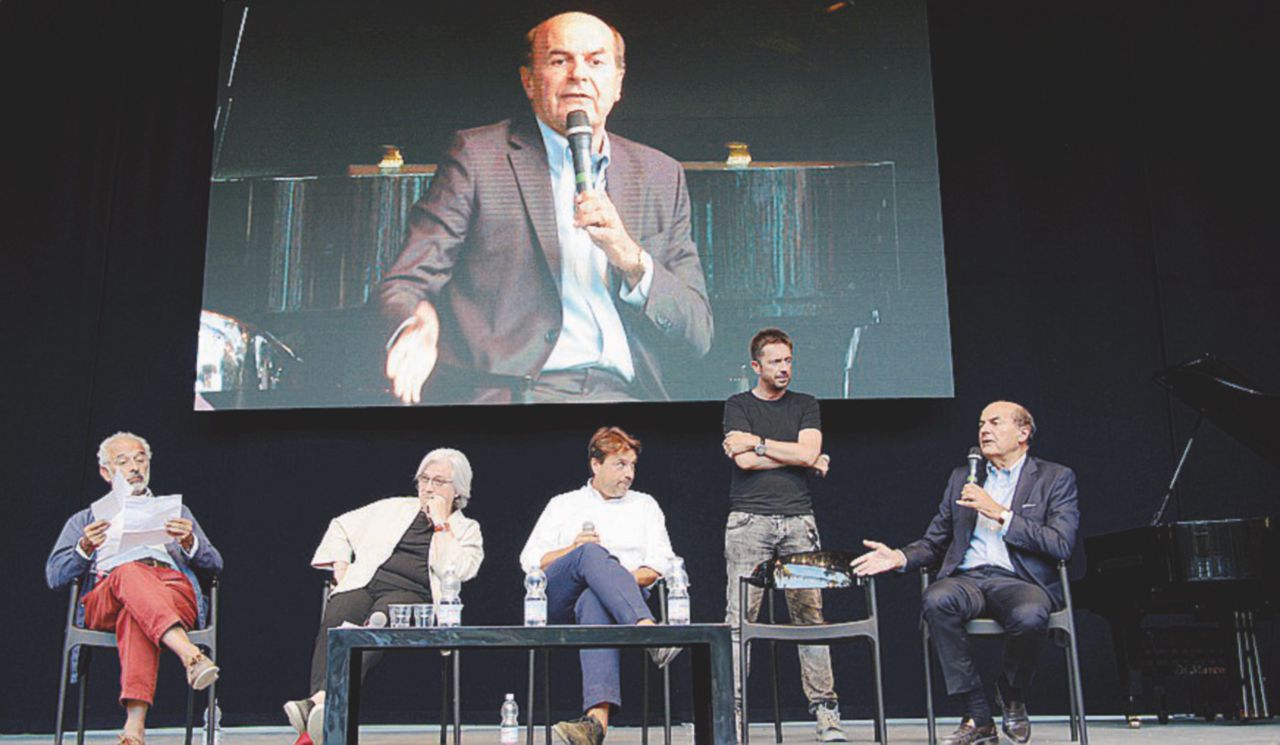 Sul palco - Pier Luigi Bersani con Rosy Bindi ieri alla Versiliana Bersani: “Il Pd è un partito portato a destra”