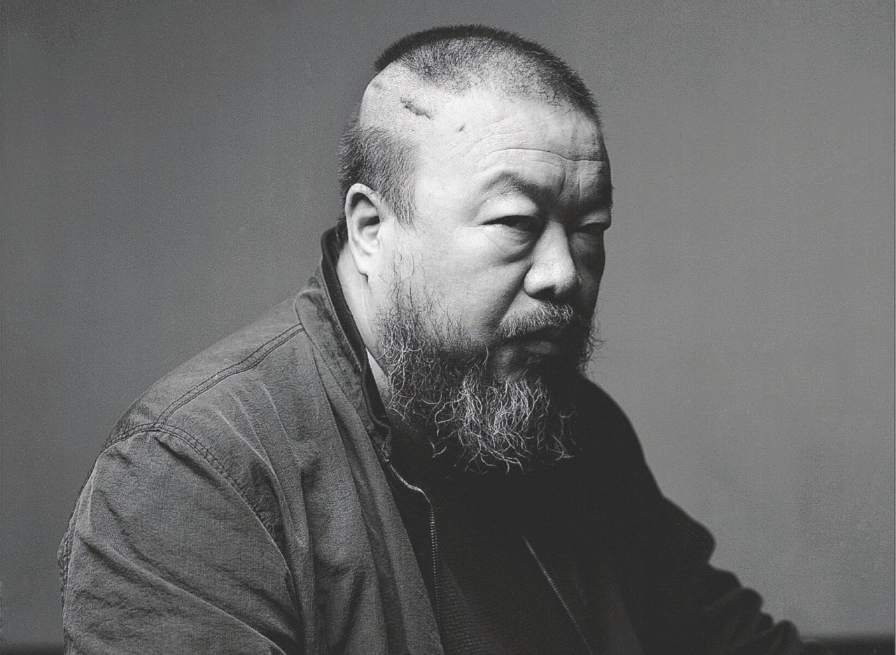 Copertina di Ai Weiwei, un artista con i migranti tutto intorno