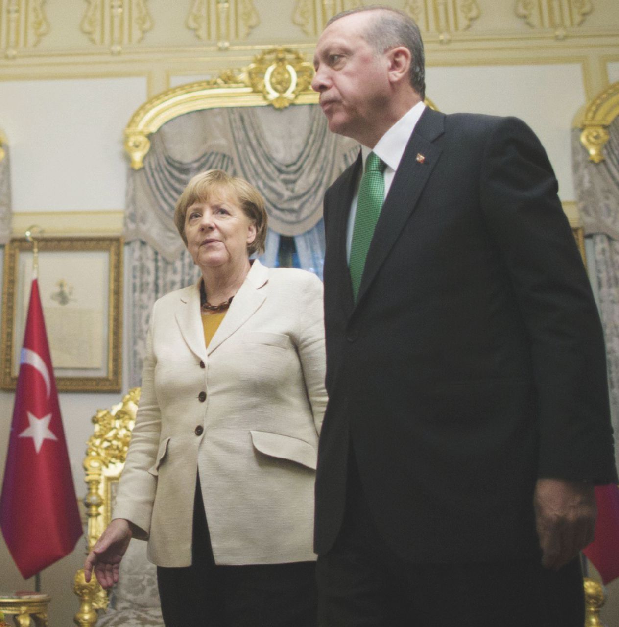 Patto di comodo - Merkel-Erdogan ai tempi dell’intesa sui profughi siriani - Ansa Rabbia tedesca contro Erdogan “il sequestratore”
