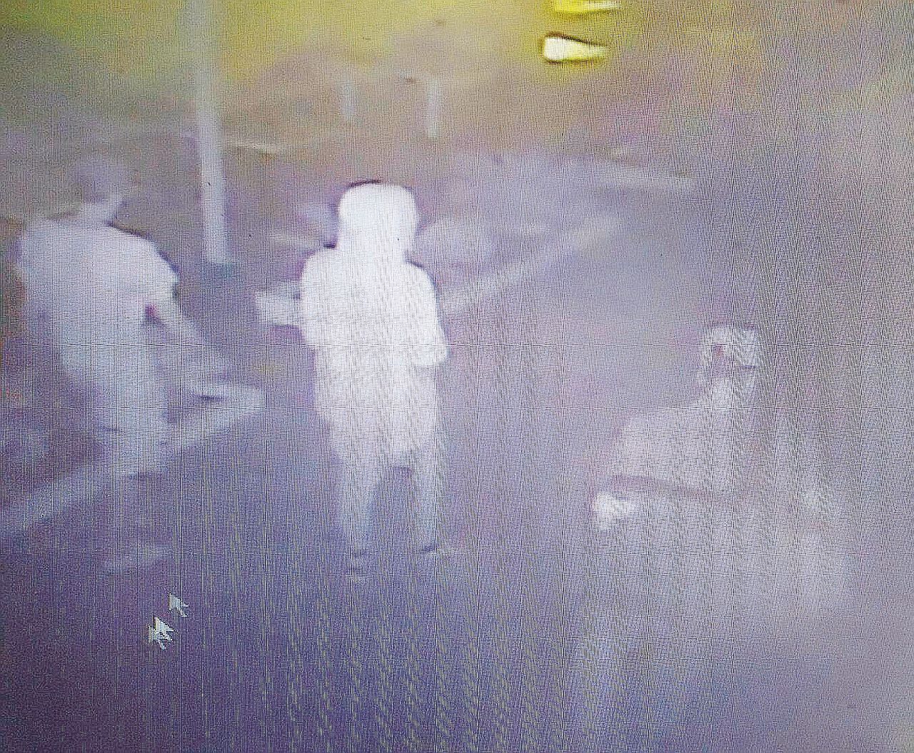 Il frame - L’immagine della sorveglianza diffusa dalla polizia coi presunti autori dello stupro - Ansa Il “branco” dei ragazzini: due confessano, preso il terzo