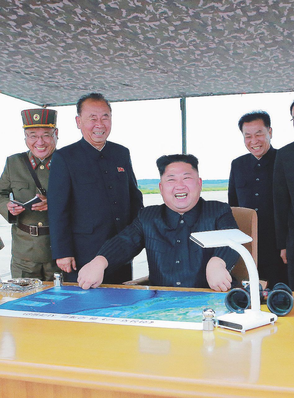 Giochi di guerra - Kim Jong-Un ispezione a un sito di lancio di missili - LaPresse Kim sgancia la bomba H. Trump: “Dialogo inutile”