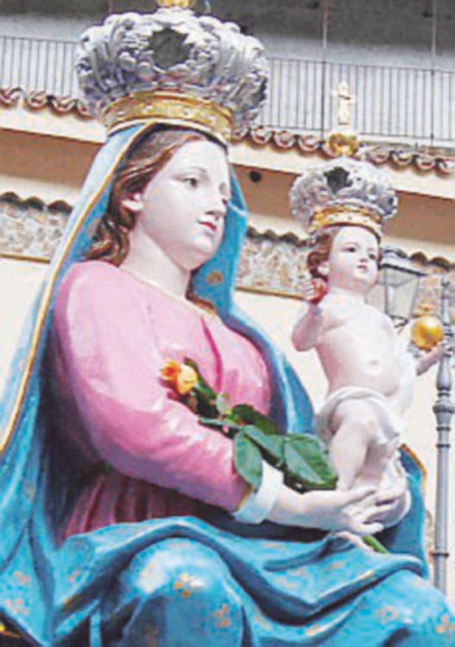 “Inchino” con santini della Madonna alla mamma dei boss “Inchino” con santini della Madonna alla mamma dei boss