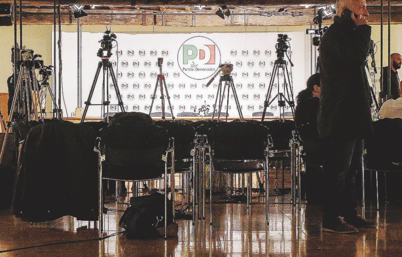 Lo sfondo col simbolo - La sala stampa con le telecamere schierate nella sede del Nazareno di Roma, dove di solito la segreteria del Partito democratico incontra i giornalisti per commentare gli eventi elettorali - Ansa Al Nazareno c’è la cassa integrazione: niente sacrifici per i fedelissimi di Renzi