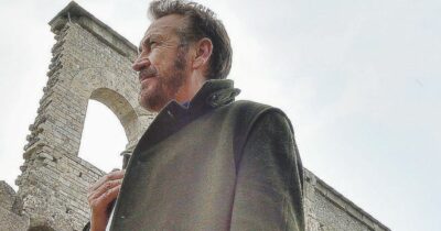 Copertina di “Rocco Schiavone 7 si farà, il vicequestore torna l’anno prossimo”: la Rai rassicura i fan dopo il panico creato dallo scrittore Antonio Manzini