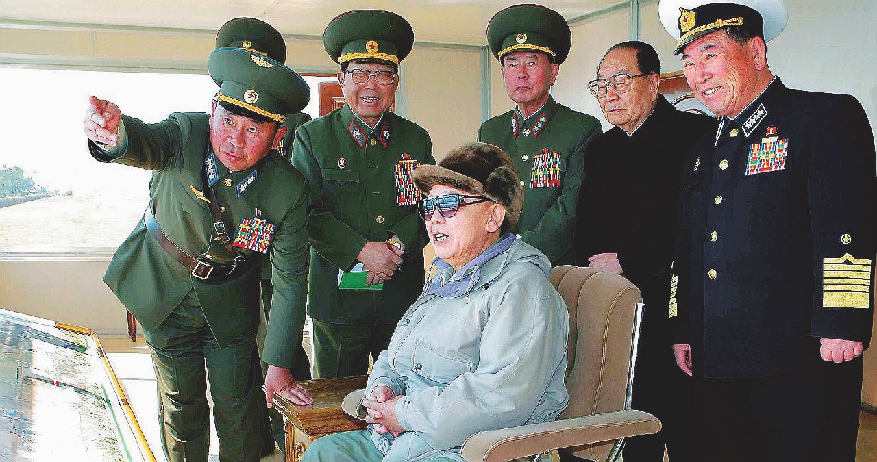 Voglia atomica - Kim Jong-Il mentre segue un’esercitazione delle sue forze armate - Ansa “Nonno Kim” e gli acquisti al gran bazar atomico