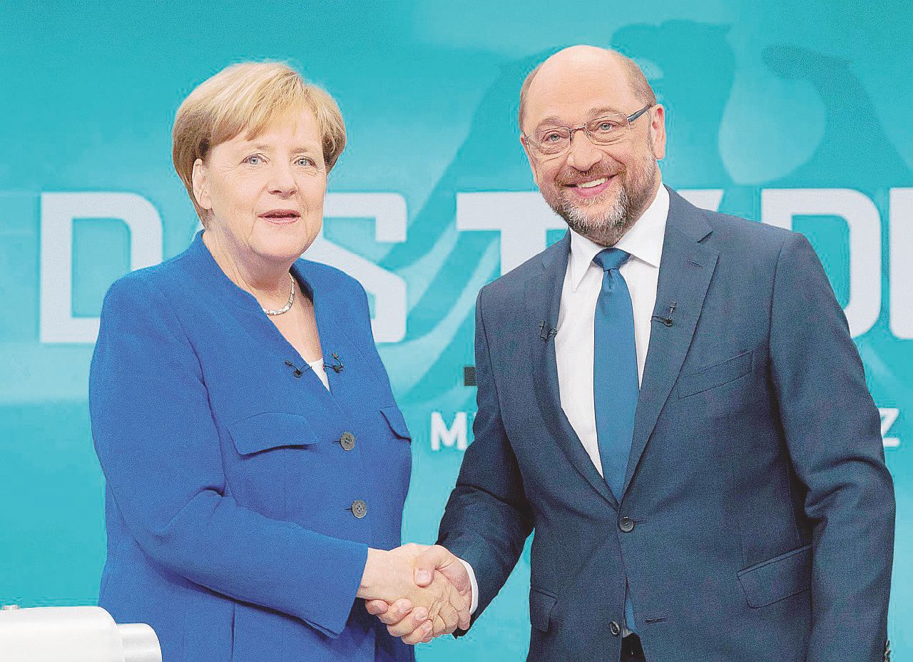 Affettuosi antagonisti - Angela Merkel (63 anni) cancelliera dal 2005; Martin Schulz (61) - Ansa Merkulz: l’abbraccio mortale dell’eterna Große Koalition
