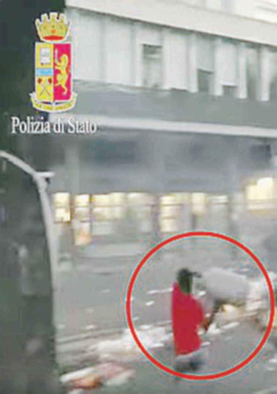 Bombola contro la Ps, fermato un etiope. Via il gazebo ai Fori Bombola contro la Ps, fermato un etiope. Via il gazebo ai Fori