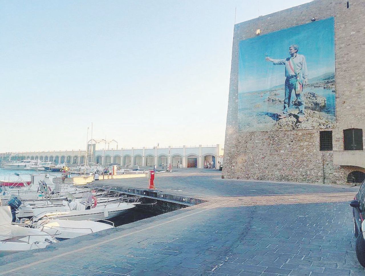 Al porto di Acciaroli - La gigantografia del sindaco Angelo Vassallo, ucciso sette anni fa, esposta in questi giorni Vassallo, il sindaco visionario. Mille “piste” per un omicidio
