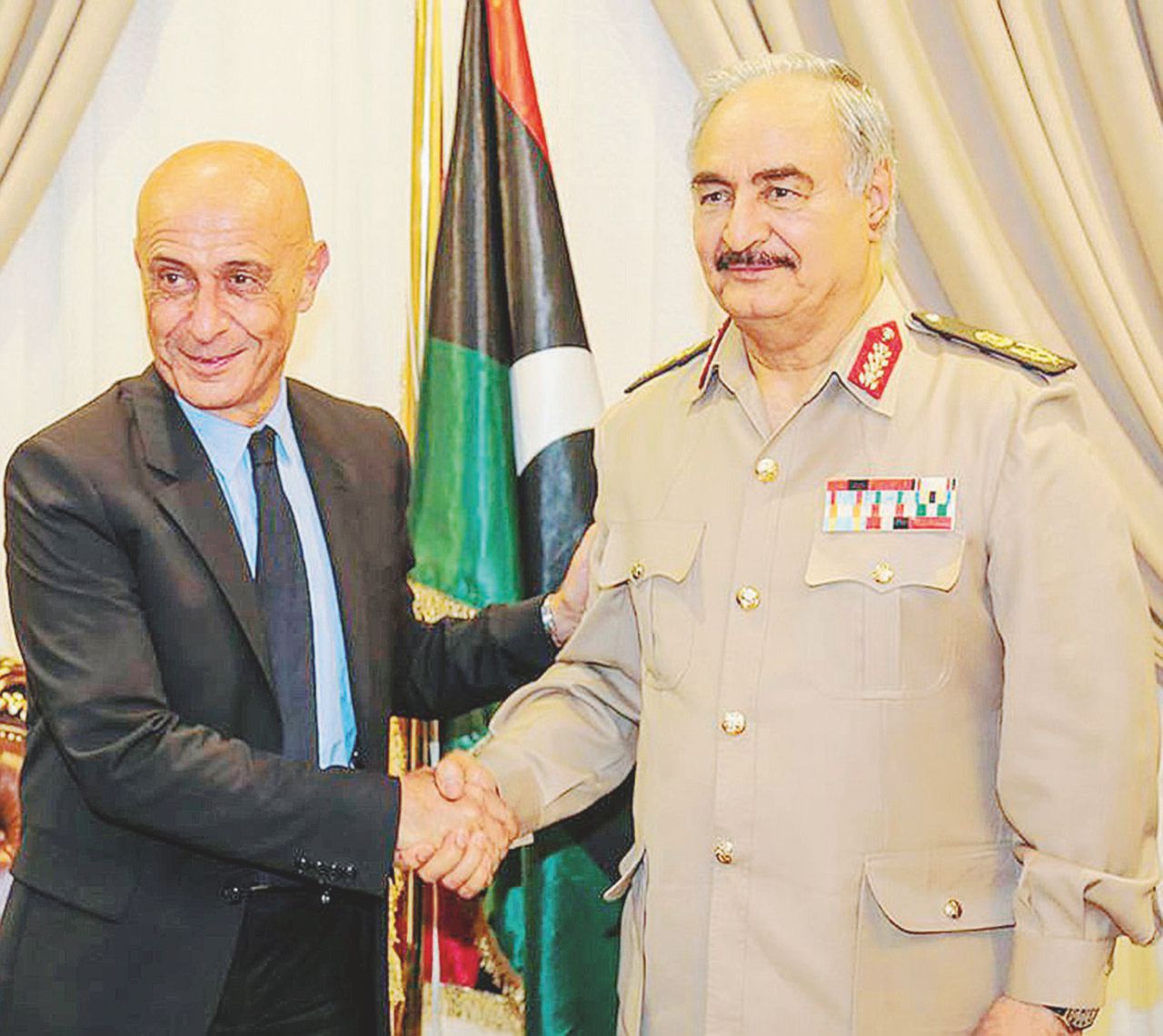 Insieme - Il ministro dell’Interno, Marco Minniti, con il generale Khalifa Haftar - Ansa Minniti incontra Haftar: si tratta con l’altra Libia