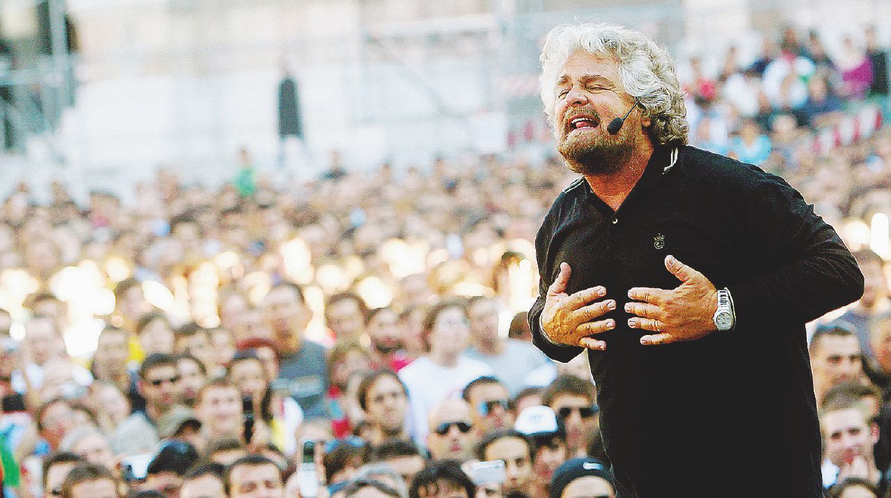 Migliaia - I presenti in piazza Maggiore durante il primo V-Day del 2007 - LaPresse M5S non ha cambiato il sistema. Deve darsi una classe dirigente