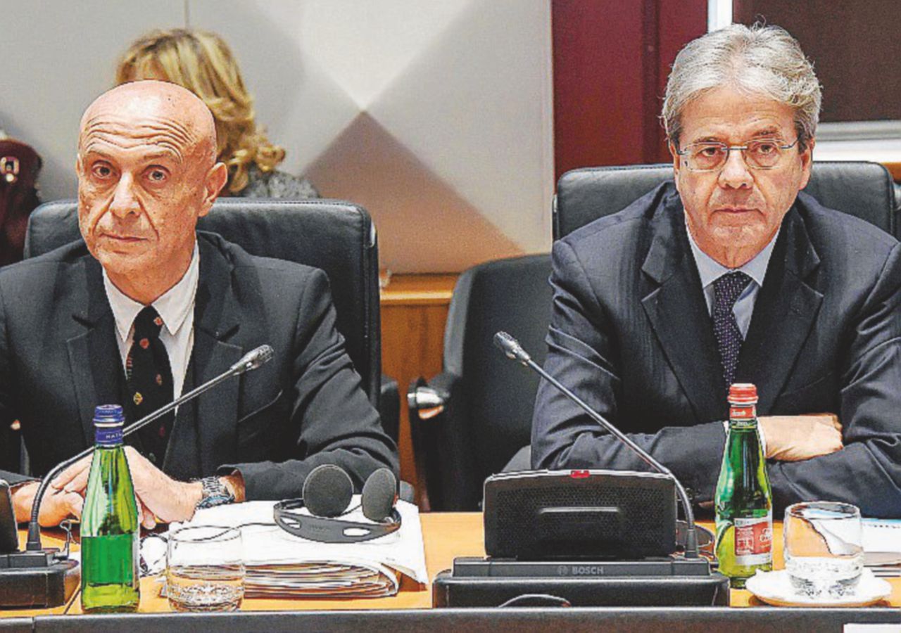 In pista - Il ministro dell’Interno Marco Minniti con il primo ministro Paolo Gentiloni - Ansa La “fase umanitaria” deve ancora cominciare