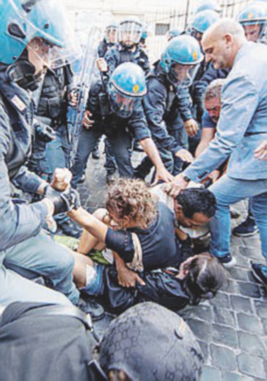 Sgomberi, movimenti e rifugiati senza casa bloccano via Ripetta Sgomberi, movimenti e rifugiati senza casa bloccano via Ripetta