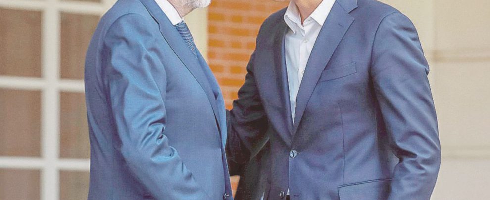 Alleanze di comodo - Il premier Rajoy, leader del partito popolare di centro-destra col segretario del partito socialista Pedro Sanchez - LaPresse Minacce e carte bollate per fermare la Catalogna