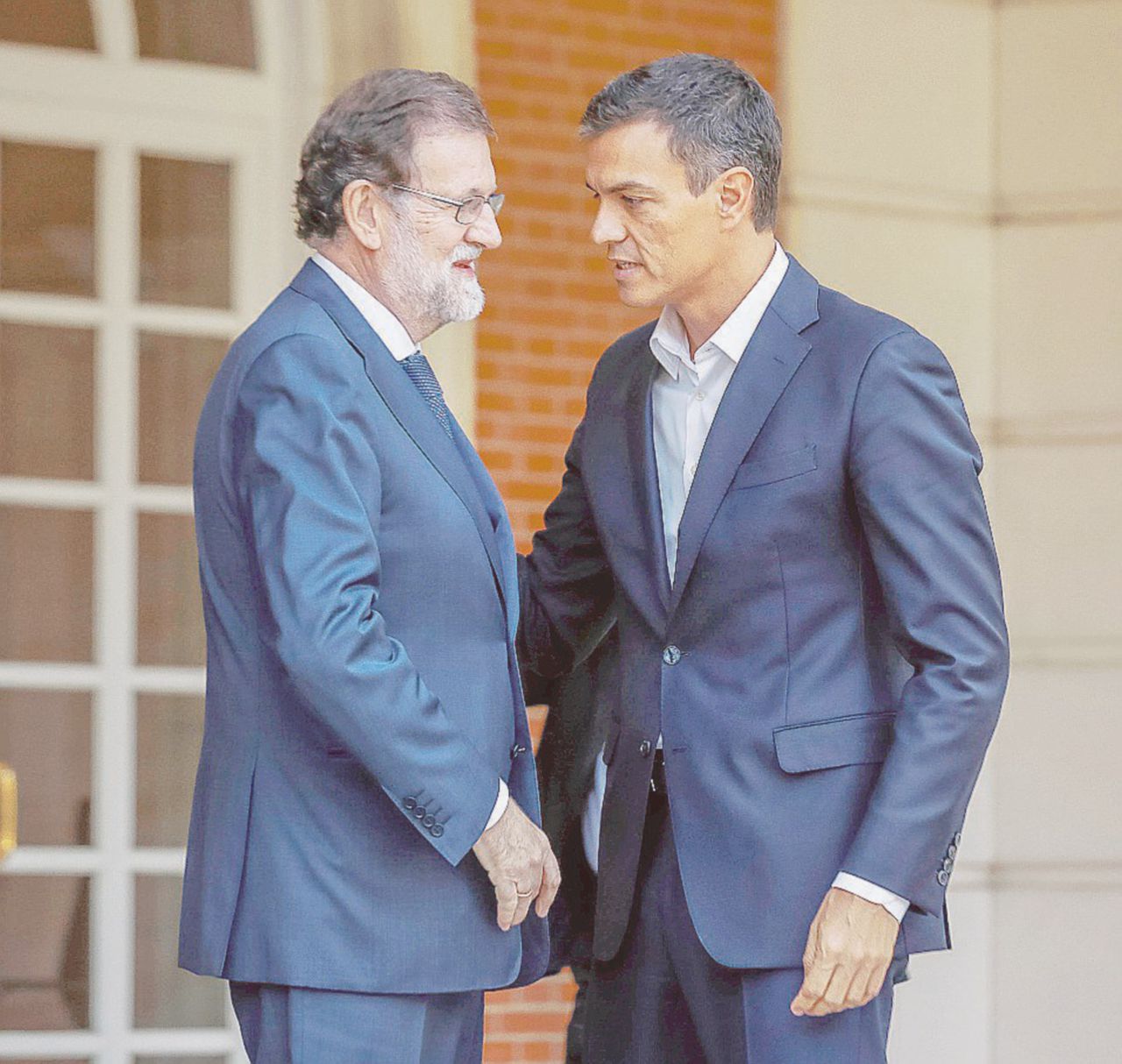 Alleanze di comodo - Il premier Rajoy, leader del partito popolare di centro-destra col segretario del partito socialista Pedro Sanchez - LaPresse Minacce e carte bollate per fermare la Catalogna