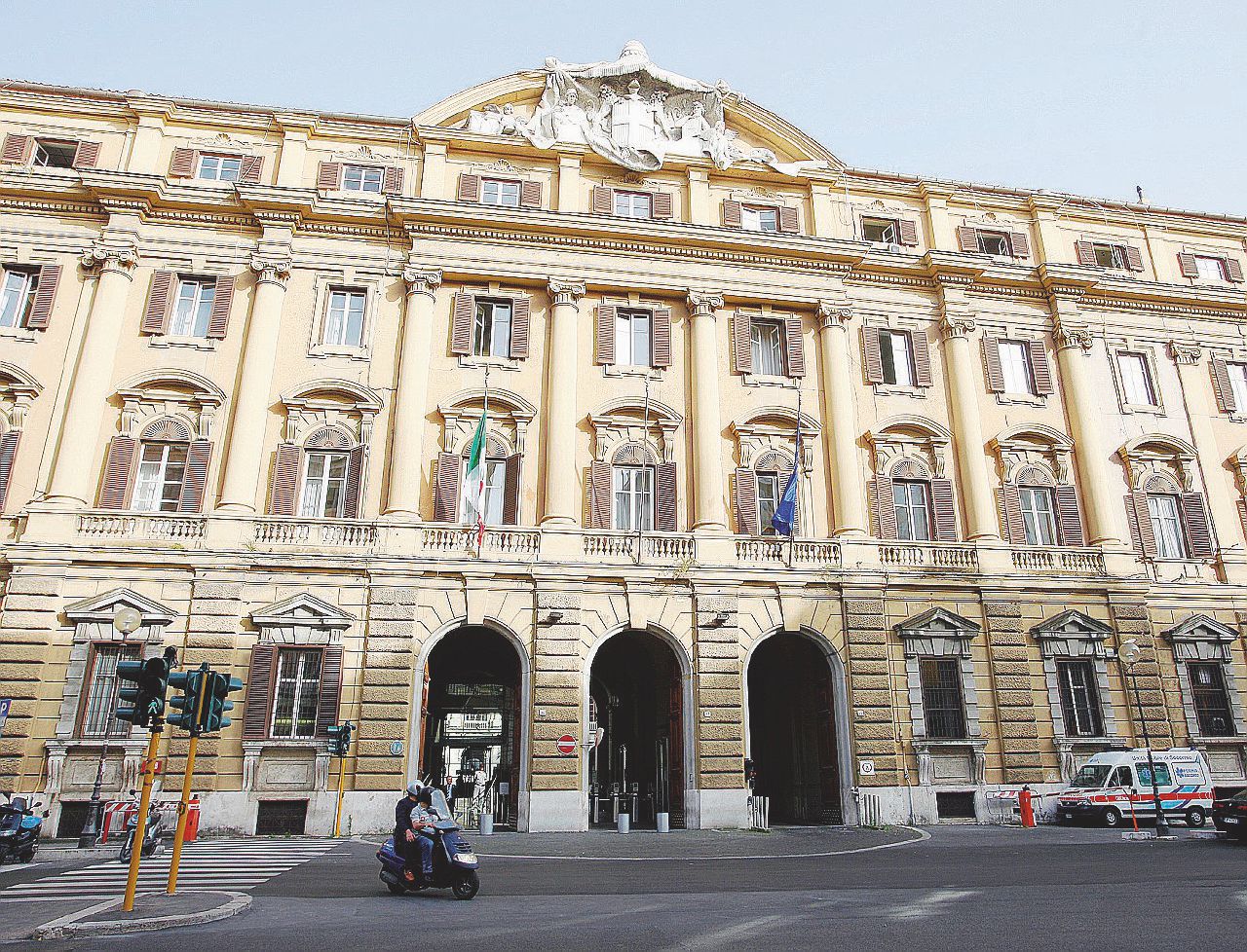 Derivati: i mandanti politici dei maxi-buchi non pagano mai Derivati: i mandanti politici dei maxi-buchi non pagano mai