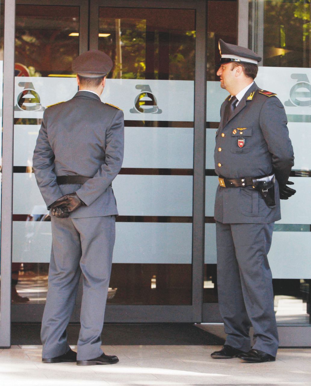 Alla paralisi - Un ingresso dell’Agenzia delle Entrate - Ansa La Corte dei Conti accusa: “I grandi evasori al sicuro”