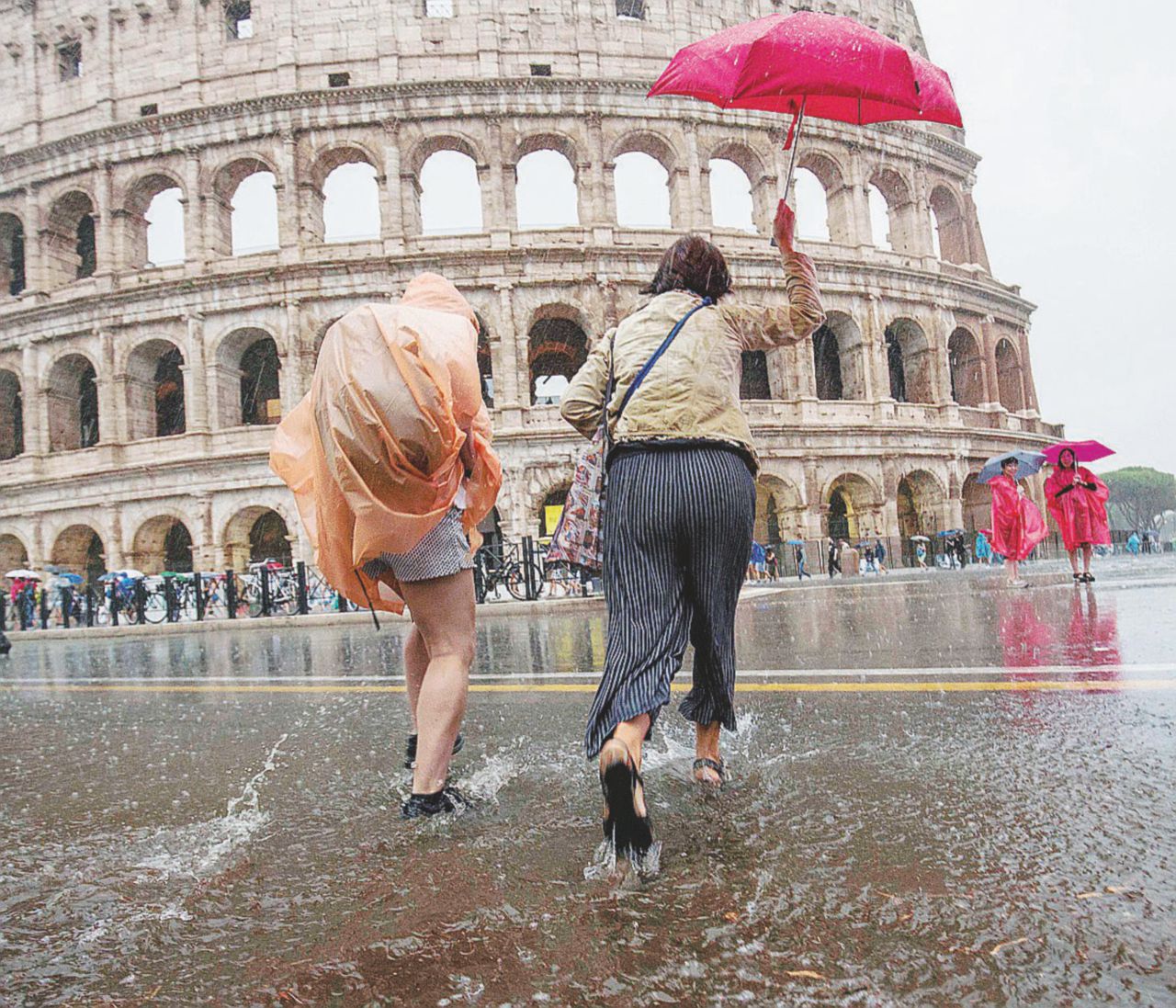 Città allagata - Una forte pioggia ha causato disagi a Roma. Nella foto il Colosseo - Ansa Roma sotto il diluvio: disagi e metro chiusa