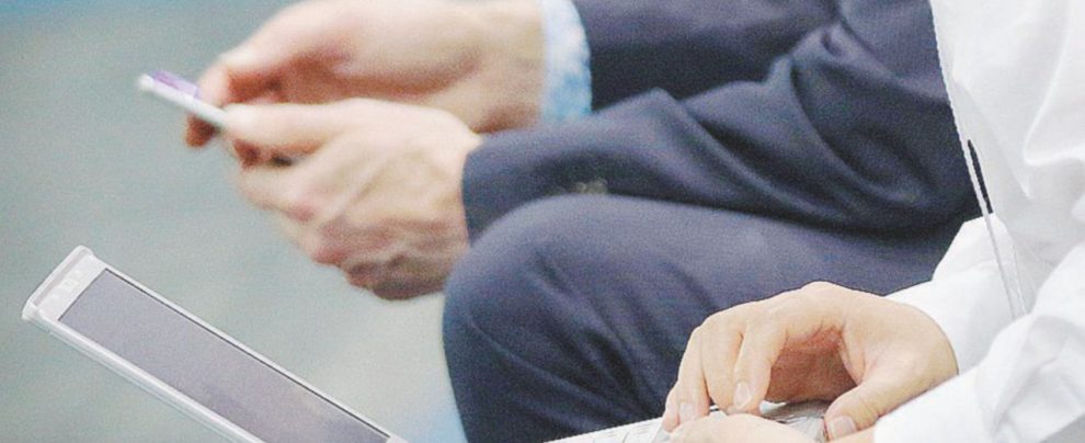 Impero del-l’Ambiguità - Restiamo sem-pre connessi Da un fenomeno strutturale si è trasformato in un rito sociale - Ansa Disconnettersi si può Basta dire no a un futuro di incubi
