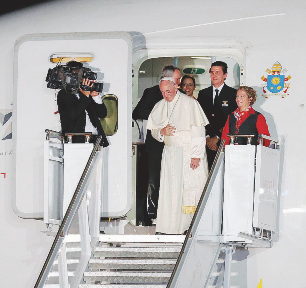 In volo - Jorge Mario Bergoglio, eletto papa Francesco nel 2013 - LaPresse Il Papa è di governo: “Grato all’Italia per gli immigrati”
