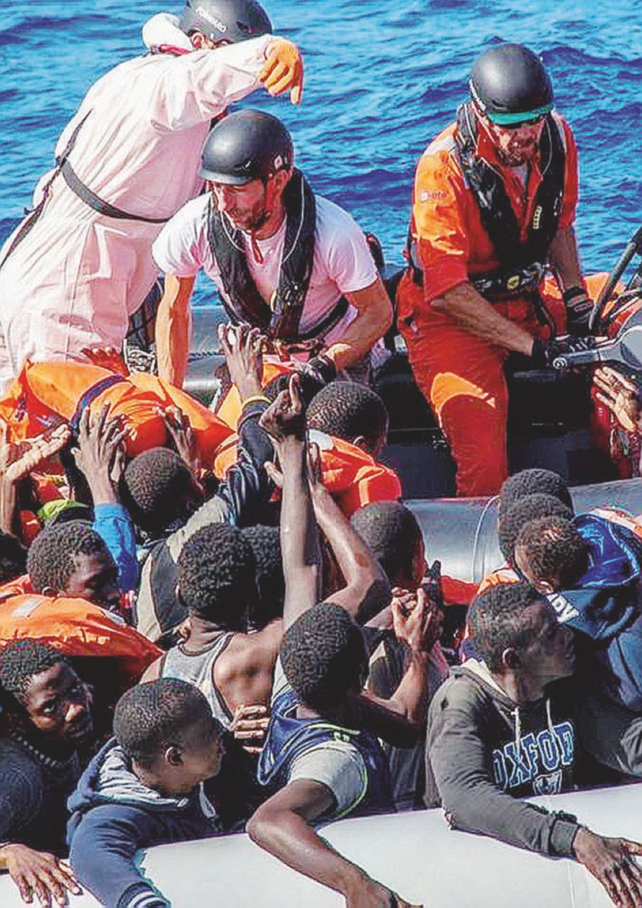 Sbarchi - Un’operazione di soccorso in mare dei migranti provenienti dalle coste libiche - Ansa Così Francesco ha ordinato di sostenere Minniti