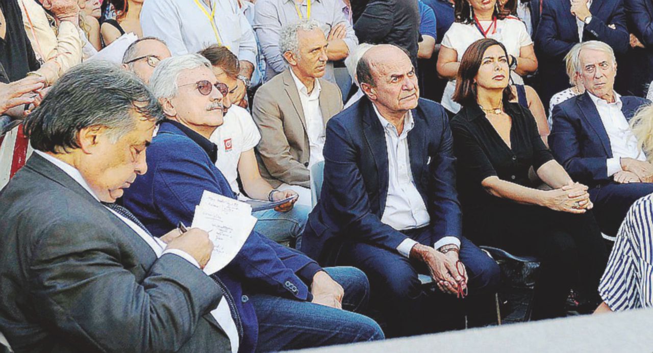 - D’Alema, Bersani e Pisapia (nella foto anche Orlando e Boldrini) - LaPresse Oggi il vertice sovietico: tutti “Insieme”