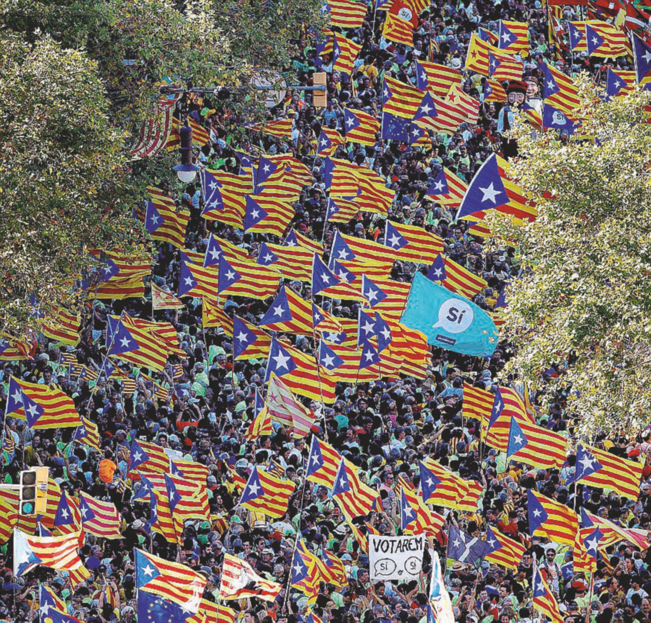 Orgoglio - La manifestazione nel centro di Barcellona - Ansa Barcellona vota in piazza. “Madrid ci dia le urne”