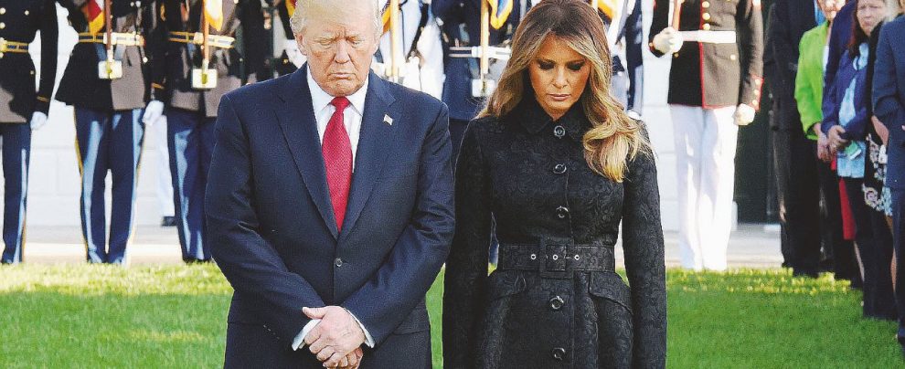 “Uniti non ci batte nessuno” - Donald e Melania Trump alla cerimonia della Casa Bianca - LaPresse L’America piange ancora: ma Trump divide anche l’11/9
