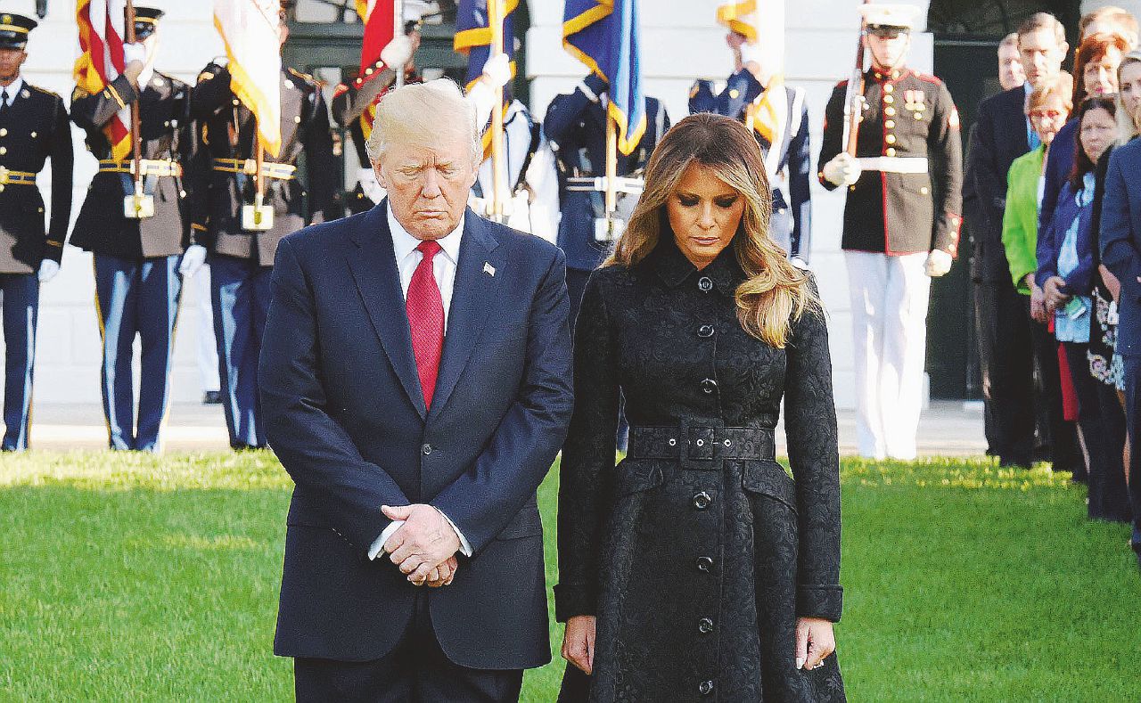 “Uniti non ci batte nessuno” - Donald e Melania Trump alla cerimonia della Casa Bianca - LaPresse L’America piange ancora: ma Trump divide anche l’11/9