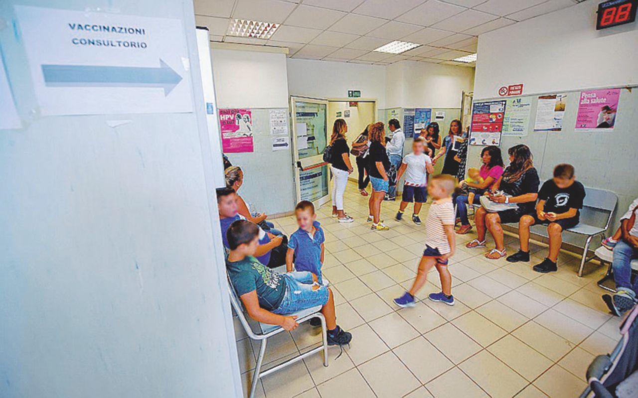 In attesa - Bambini nel centro vaccini della Asl 1 di Napoli - Ansa Caos vaccini a scuola: decine di bimbi spediti a casa