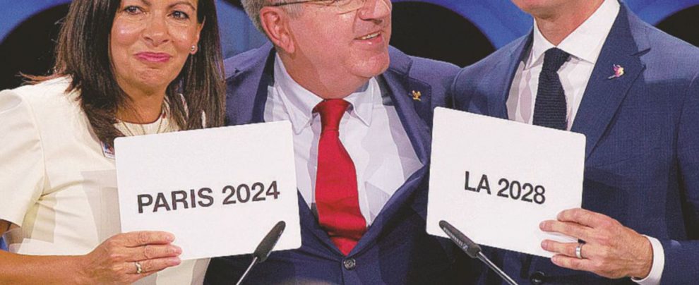Cerimonia - Il presidente del Cio, Thomas Bach, con i delegati vincitori Le Olimpiadi in svendita: Parigi 2024, poi negli Usa