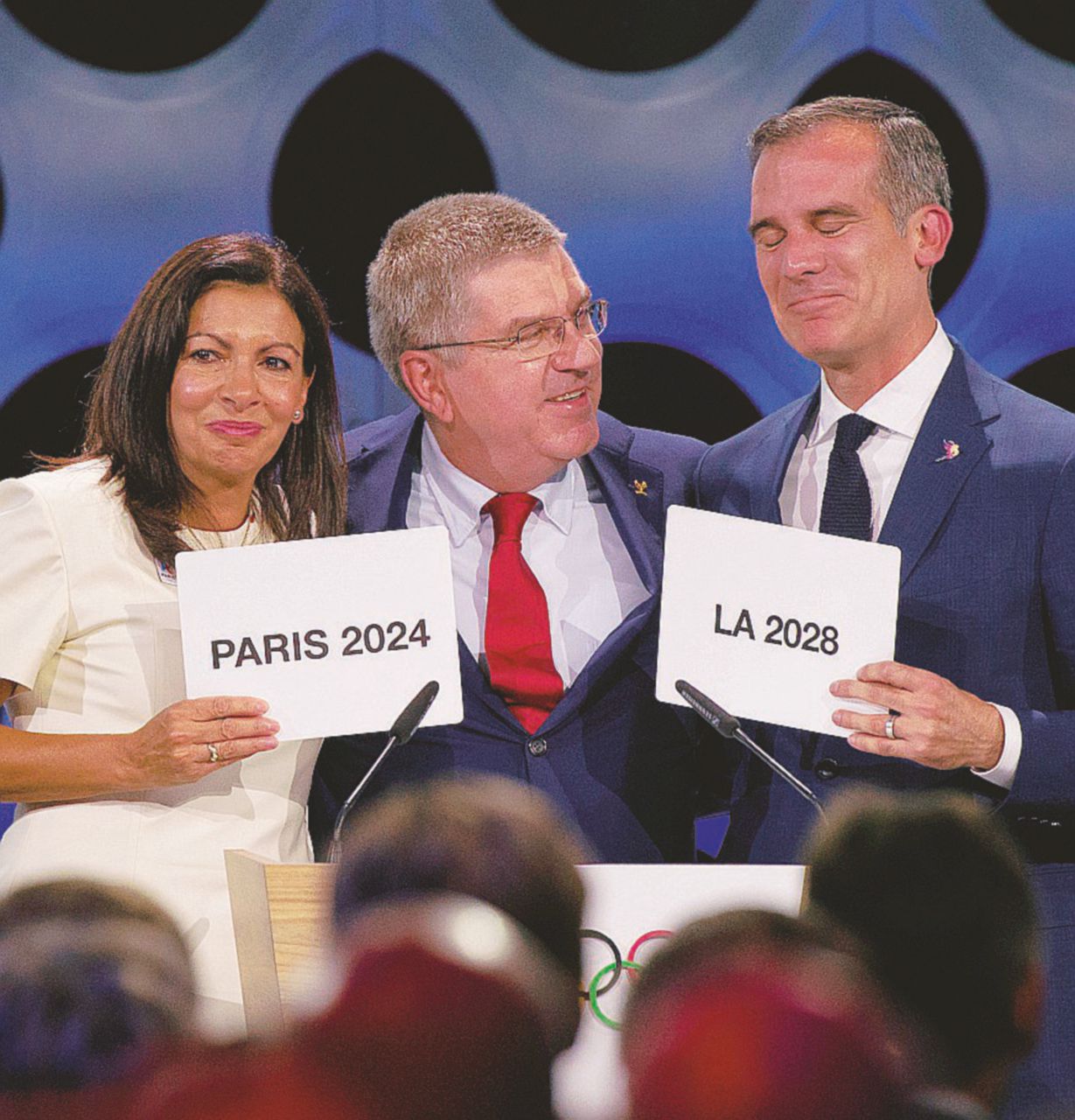 Cerimonia - Il presidente del Cio, Thomas Bach, con i delegati vincitori Le Olimpiadi in svendita: Parigi 2024, poi negli Usa