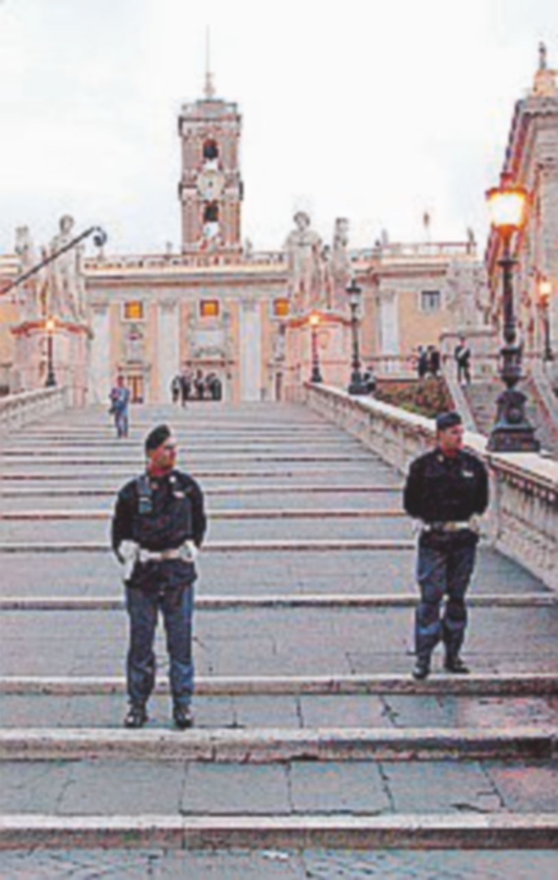 - Agenti sulla scalinata - Ansa Turista belga: “Tentato stupro sulle scale del Campidoglio”