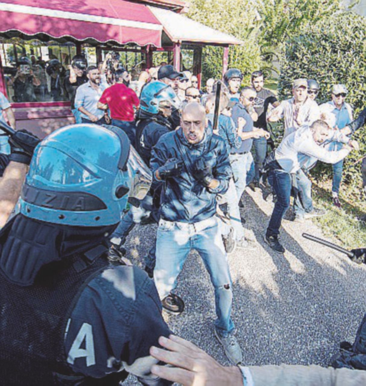 Roma, scontri fra rossi e neri al Tiburtino Roma, scontri fra rossi e neri al Tiburtino