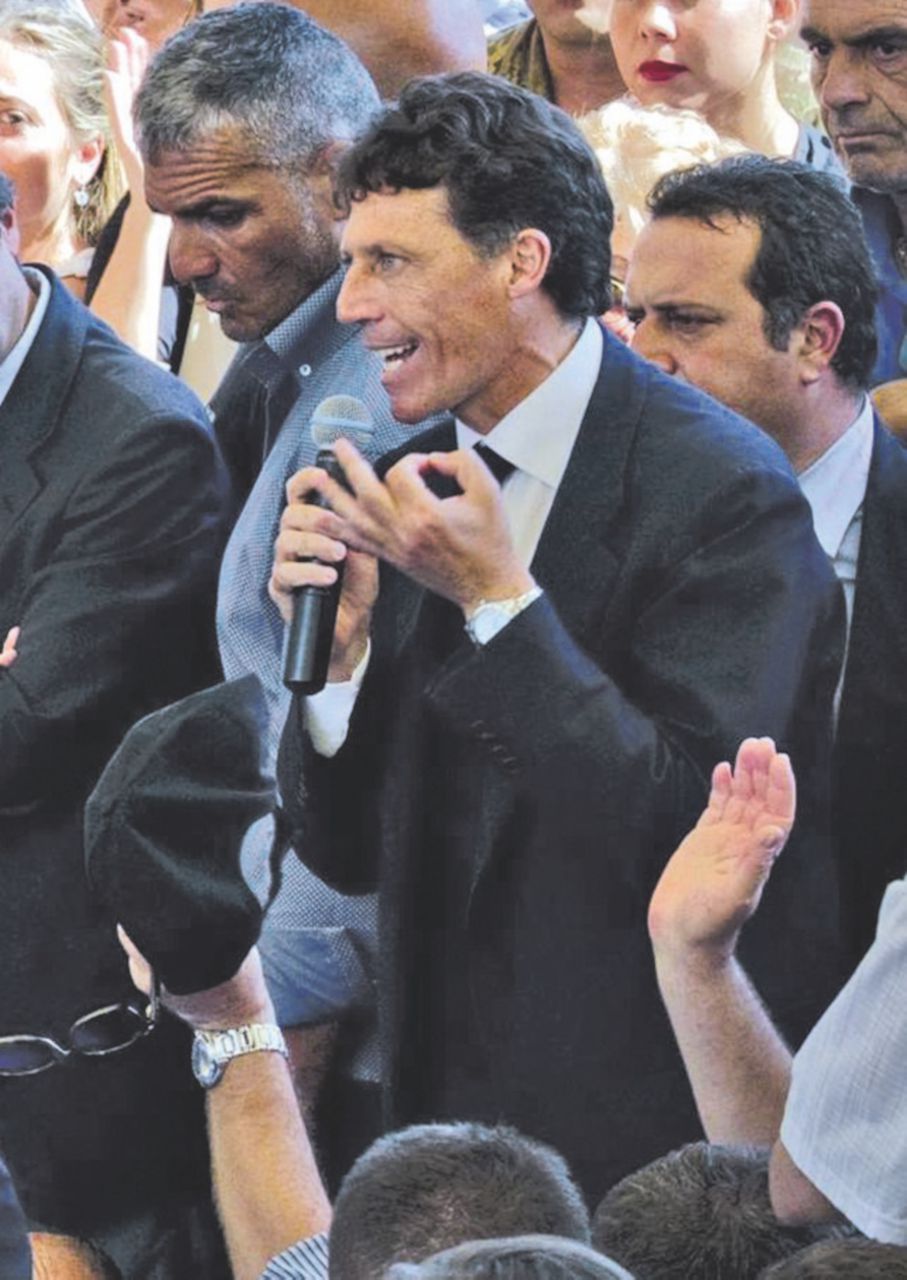 Rieletto - Vincenzo Cuomo è stato eletto per il terzo mandato da sindaco di Portici - Ansa Il sindaco Cuomo e il miracolo del vitalizio