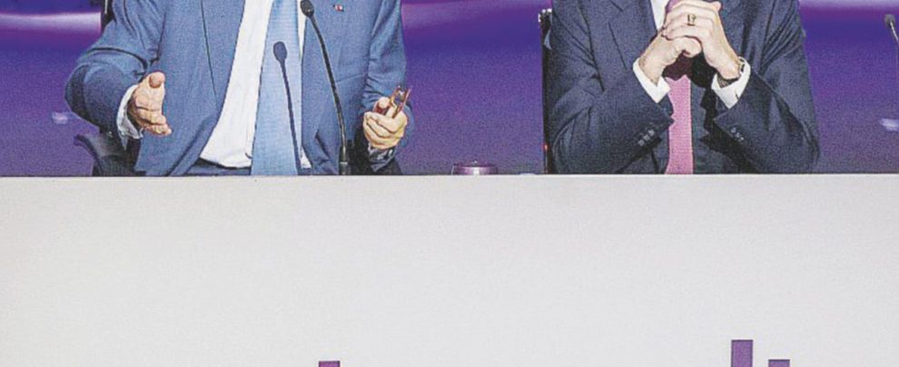 Sotto tiro - Vincent Bolloré e l’ad di Vivendi (e presidente di Tim) Arnaud de Puyfontaine - Ansa Consob schianta Vivendi: “Controlla di fatto Telecom”