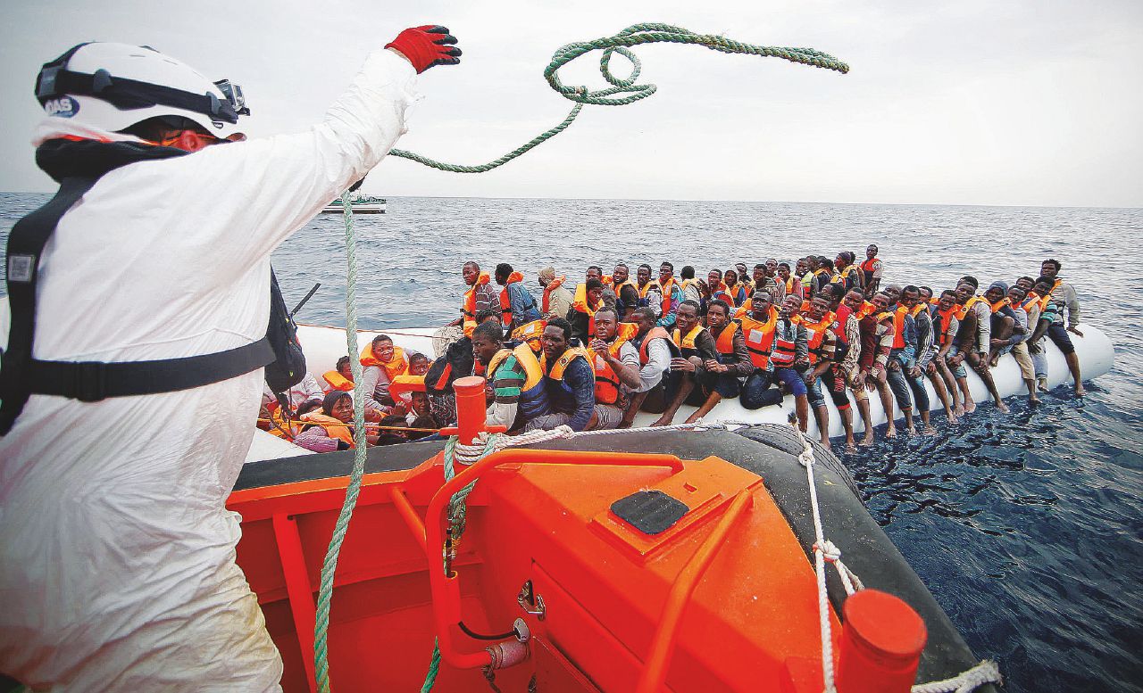 Sono due le inchieste sulle Ong tuttora in corso. L’indagine di Trapani, condotta dallo Sco della Polizia di Stato, riguarda alcuni volontari delle Ong Jugend Rettet e Save the Children. L’ipotesi d’accusa: favoreggiamento dell’immigrazione clandestina.Più pesante il quadro delineato dalla Procura di Catania: associazione per delinquere finalizzata al favoreggiamento dell’immigrazione clandestina. Le Ong tra Malta e strane holding