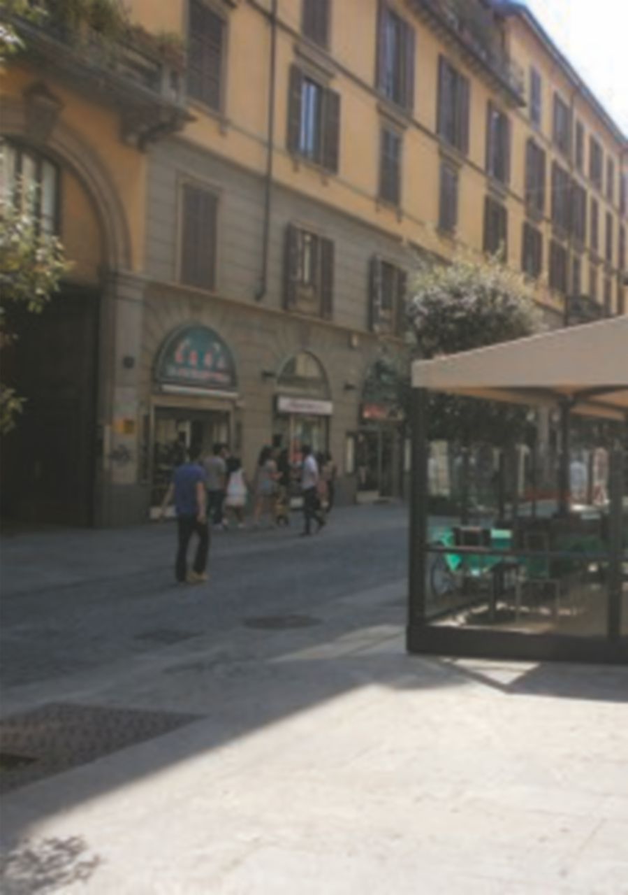 Bambina molestata in un portone. Si cerca il pedofilo Bambina molestata in un portone. Si cerca il pedofilo
