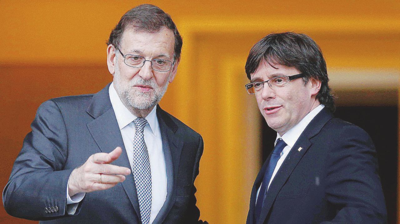 Sulle barricate - Il premier di centro-destra Rajoy con il governatore Puigdemont - Ansa Dai postini ai magistrati. Madrid blocca la Catalogna