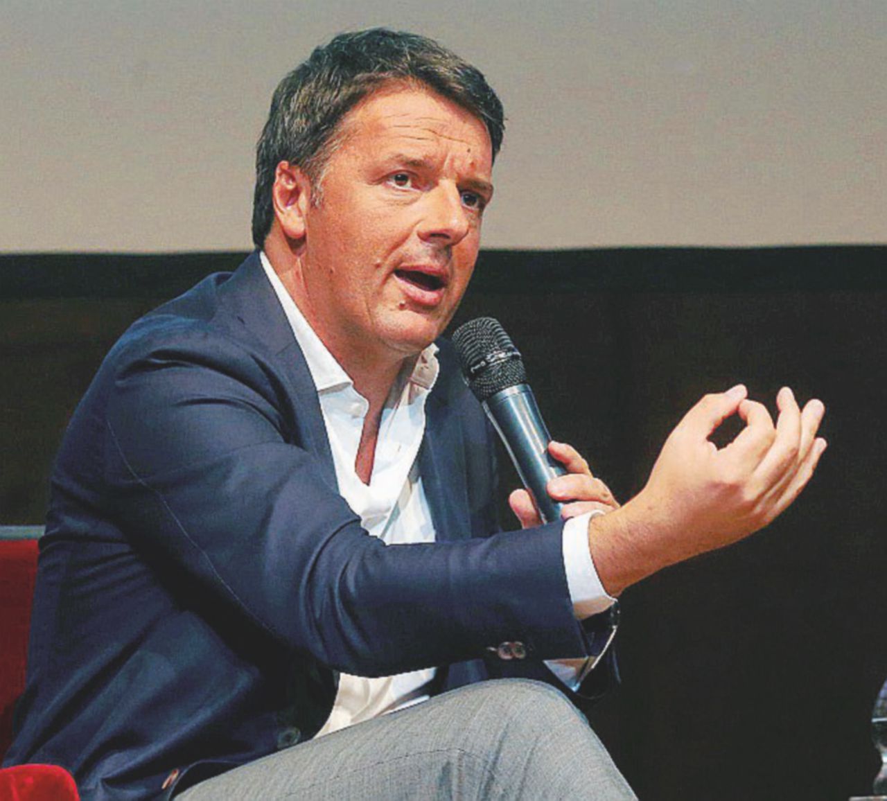 Al Teatro “Parenti” - Matteo Renzi, ieri a Milano, per essere intervistato dal direttore del “Foglio” Claudio Cerasa - Ansa E Renzi fa il signore: “Ho fiducia nei giudici”
