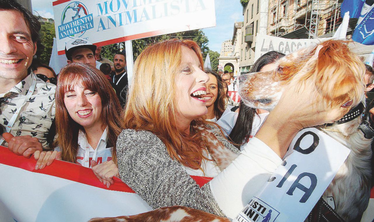 Amici a 4 zampe - Michela Vittoria Brambilla al corteo animalista che da piazza Cairoti a Milano - Ansa Brambilla vuole riformare la Costituzione: più diritti agli animali. E fa il corteo dei cani