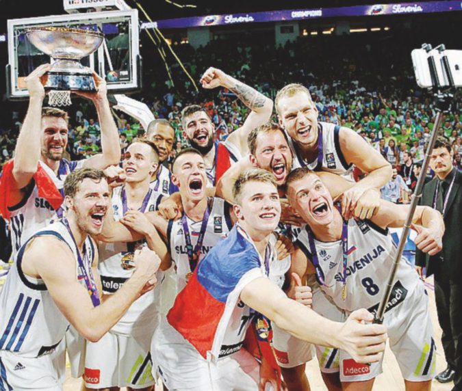 EuroBasket 2017 - La squadra slovena festeggia a Istanbul - LaPresse È la Slovenia modello Nba che trionfa nel basket europeo