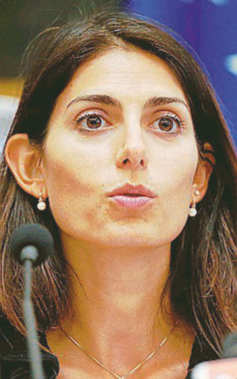 Bersaglio mobile - Sopra, la sindaca di Roma, Virginia Raggi, presenta il nuovo Piano urbano della mobilità sostenibile - LaPresse Ancora Raggi vs Lombardi: “Una candidata come tante”