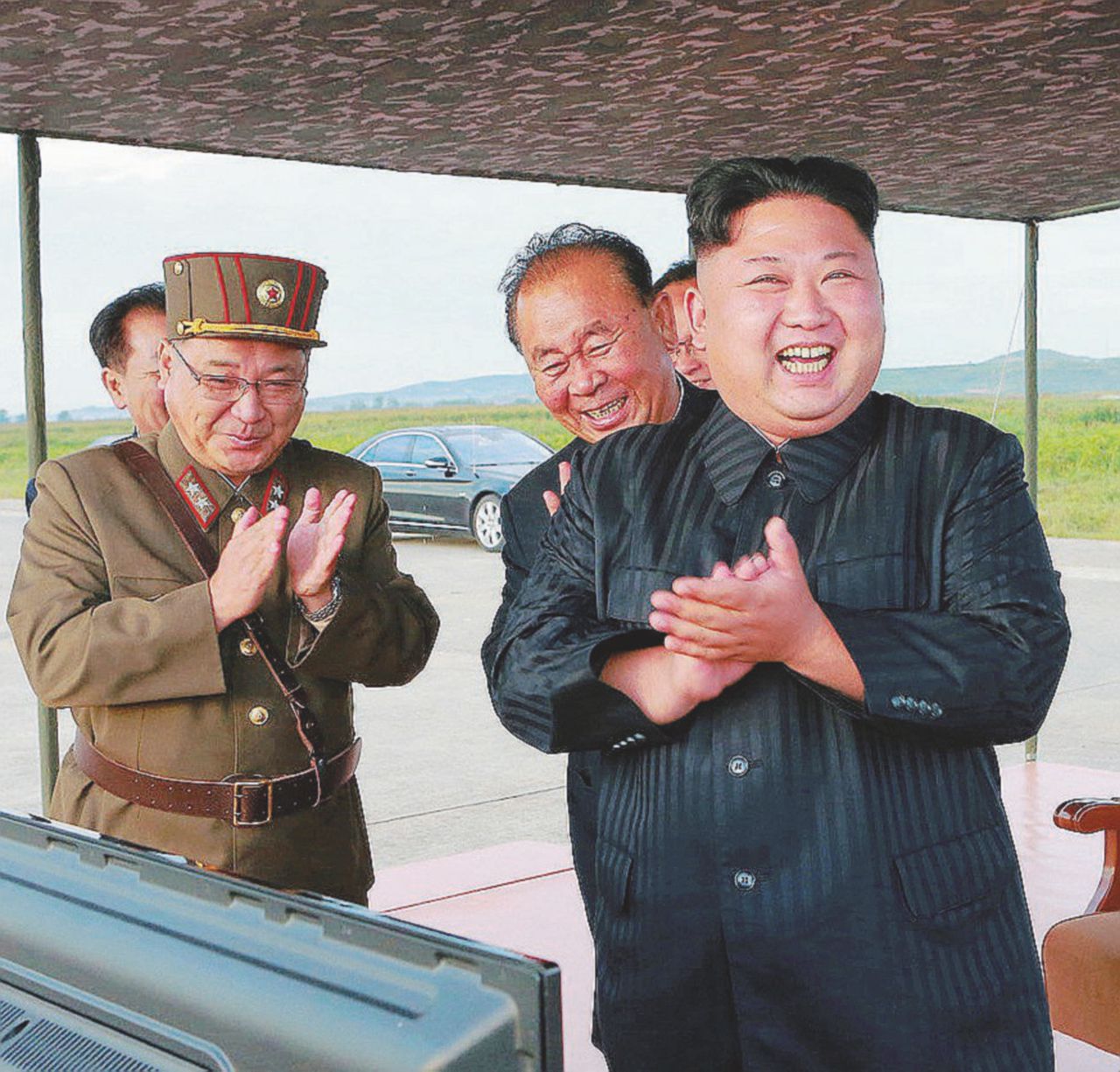 Soddisfatto - Kim Jong-un assiste a un’esercitazione militare - Reuters Aerei contro missili: Donald e Kim giocano alla guerra